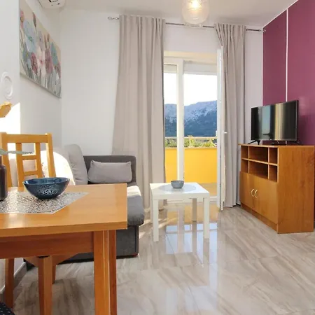 In Mit Eigenem Balkon Daire *
